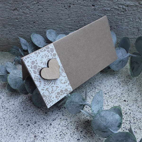 Tischkarte Namenskärtchen Spitzenmotiv Kraft vintage Hochzeit Holzherz Tischkärtchen Platzkarte